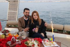 Kafe Başlangıçlı Teknede Evlilik Teklifi Organizasyonu